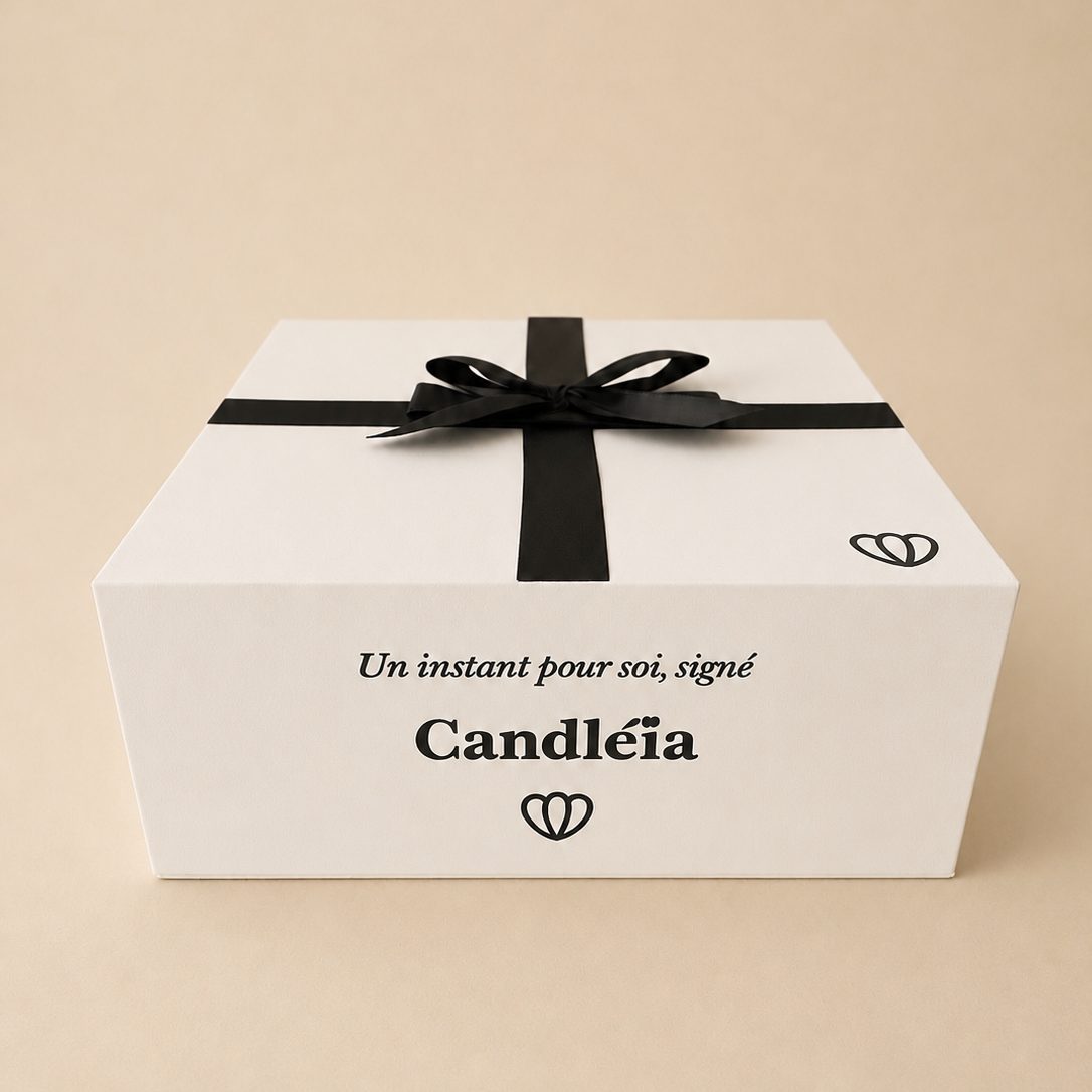 Coffret Signature Candléïa fermé vue de face avec ruban noir