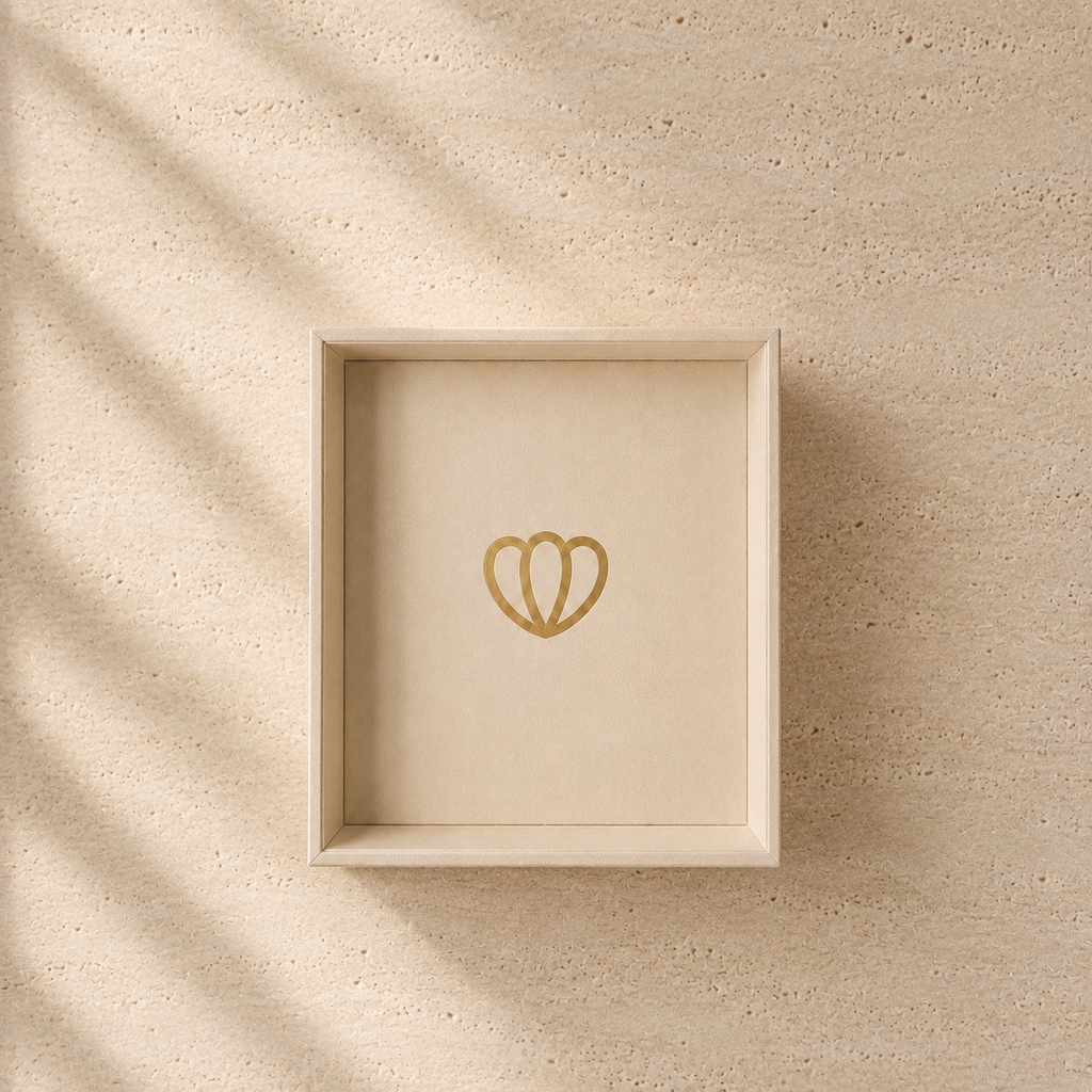 Intérieur du Coffret Élégance Candléïa avec logo doré