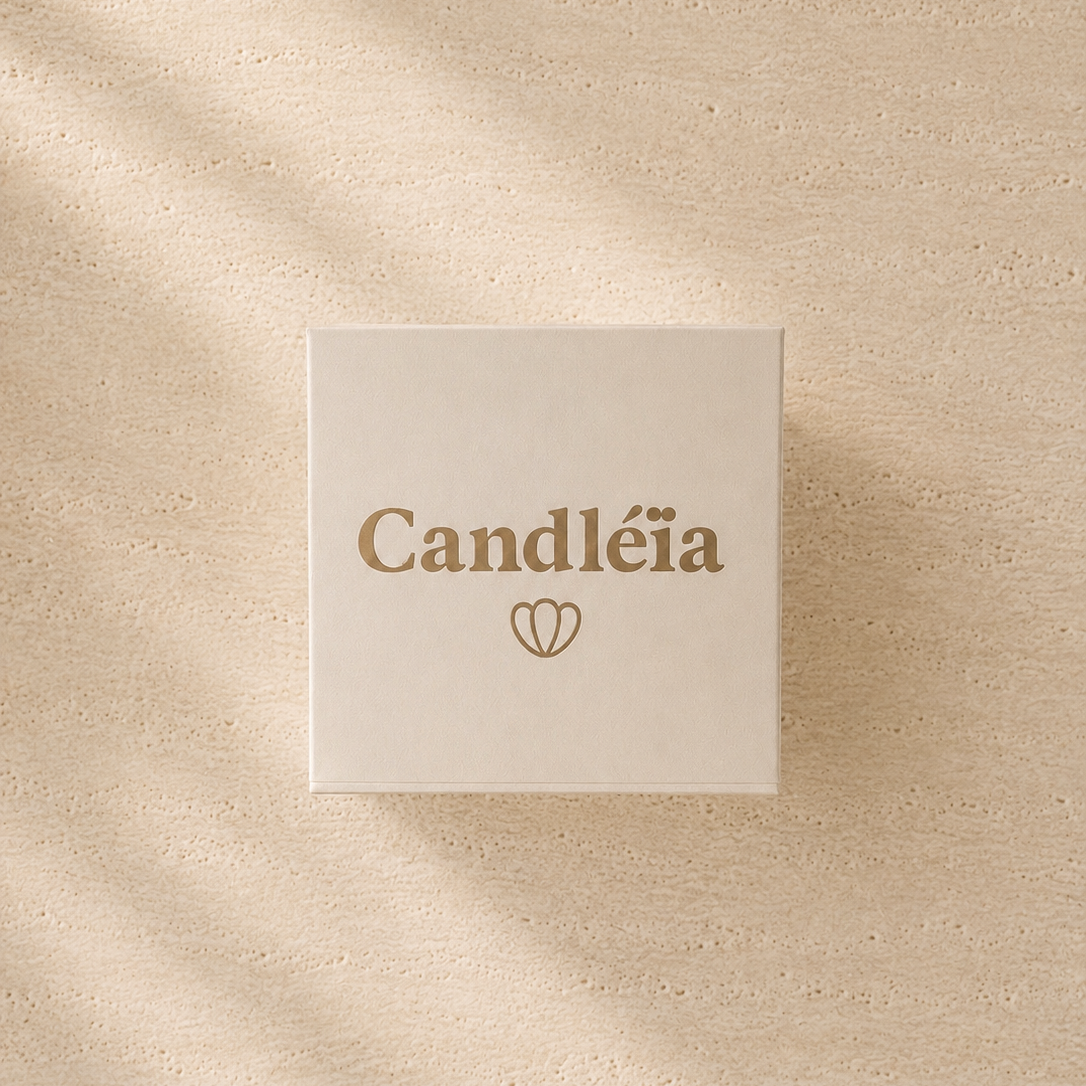 Coffret Élégance Candléïa fermé vu de dessus avec logo doré