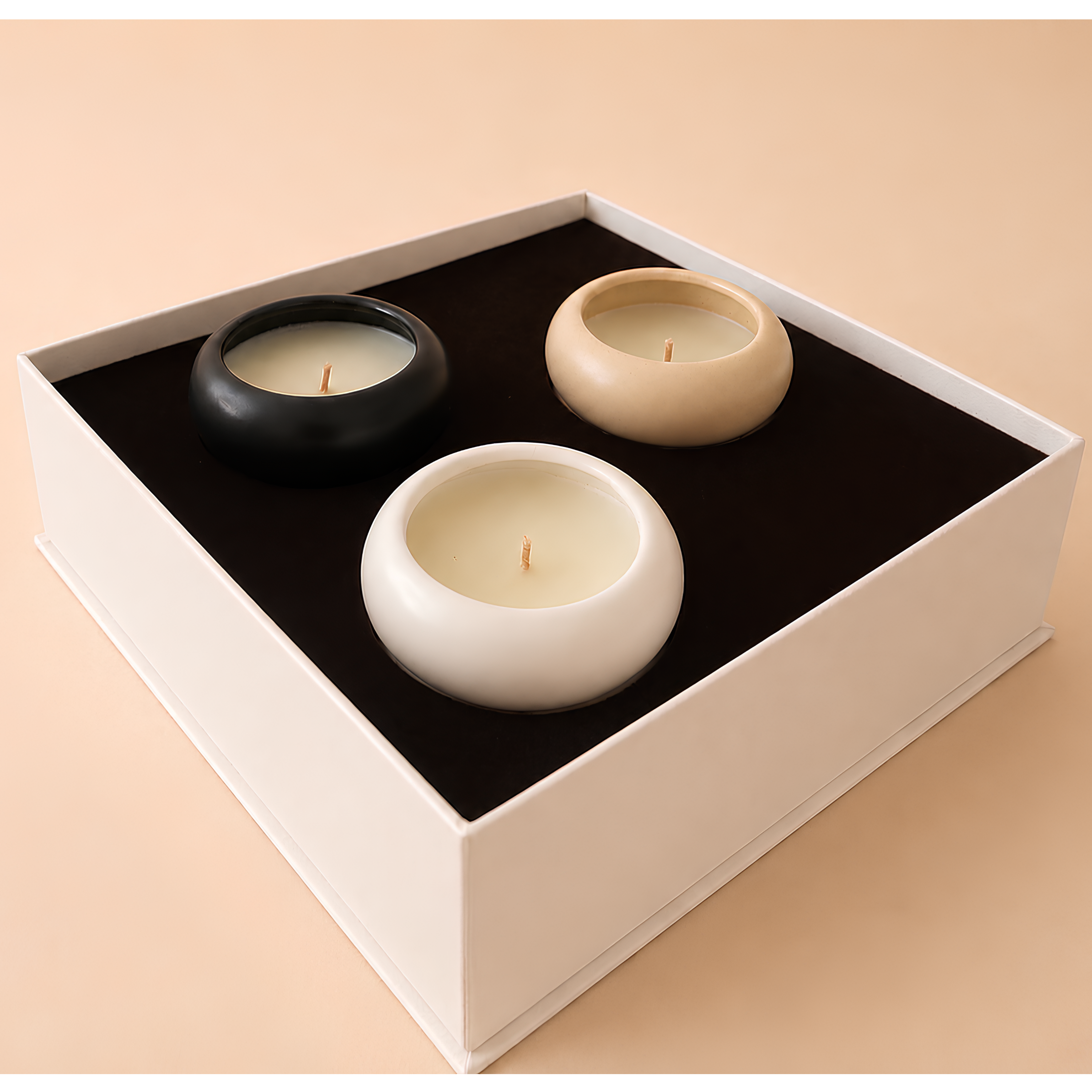 Trois bougies parfumées en céramique présentées dans le Coffret Signature Candléïa