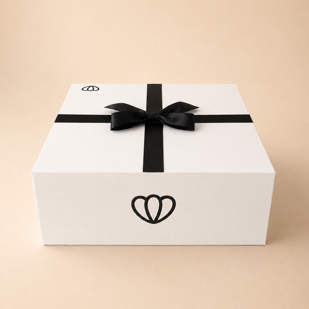 Coffret Signature Candléïa fermé vu de face avec ruban noir
