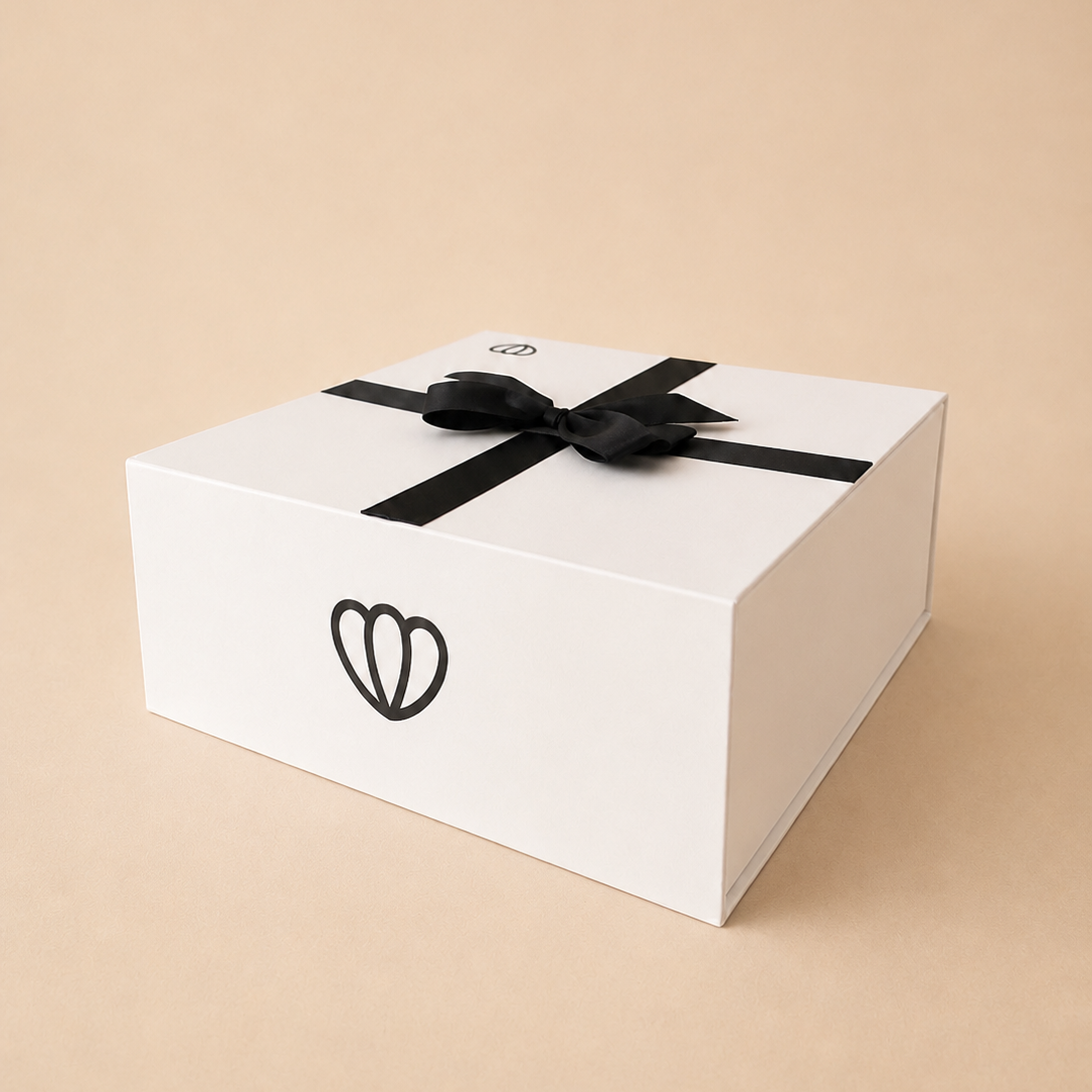 Arrière du Coffret Signature Candléïa fermé avec ruban noir