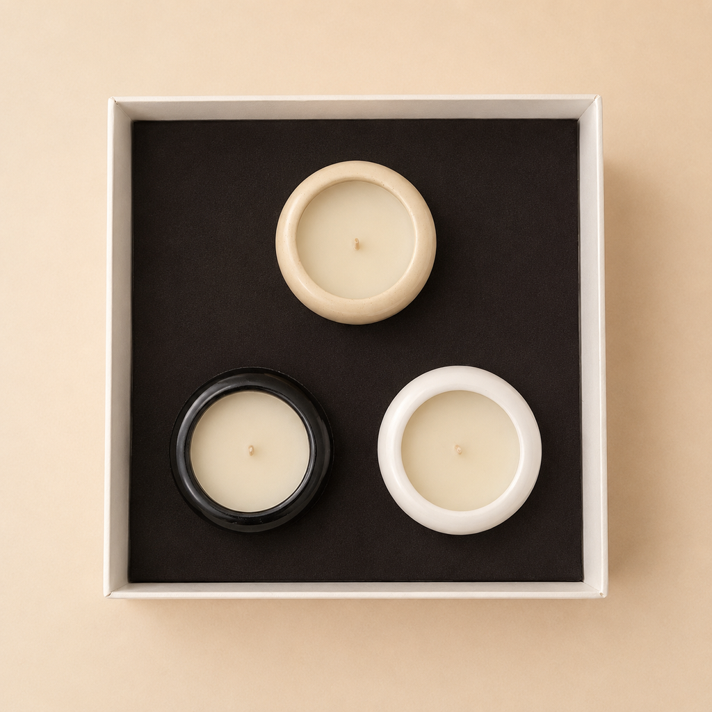 Coffret Signature Candléïa ouvert contenant trois bougies parfumées en céramique