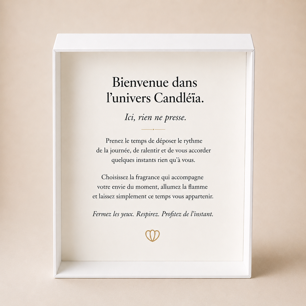Coffret Signature Candléïa ouvert révélant son message de bienvenue intérieur.